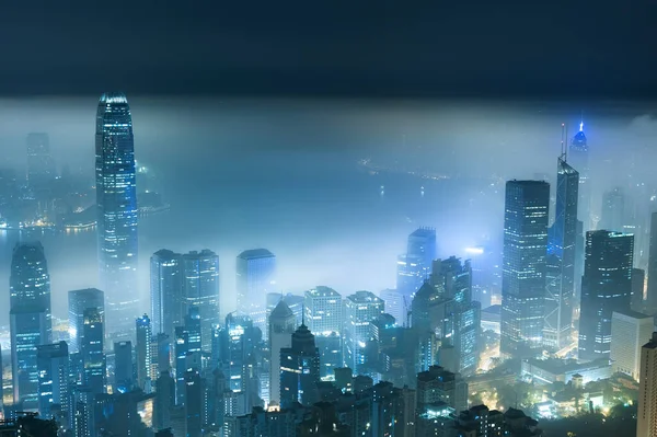 Hong Kong şehrinin sisli gökyüzü manzarası