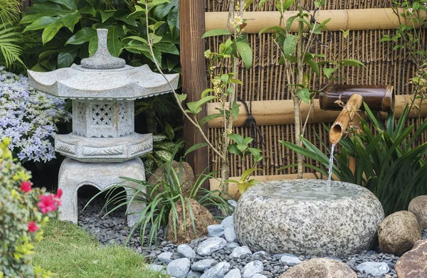 Japon Bahçesinde Taş Fener Bambu Çeşmesi - Stok İmaj