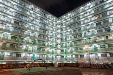 Oyun parkının gece manzarası ve Hong Kong 'da bir kamu binası.