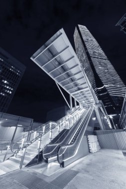 Hong Kong şehir merkezindeki modern yürüyen merdivenin gece manzarası.
