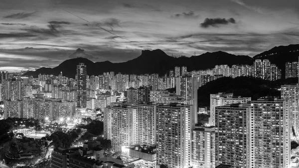 香港シティスカイラインのパノラマと夜のマウンテンライオンロック — ストック写真