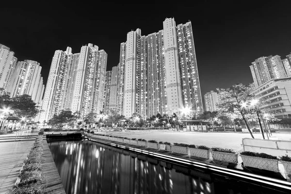 高層住宅ビル 香港の都会の夜の公園 — ストック写真