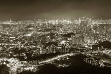 Hong Kong şehrinin hava manzarasının gece manzarası. 