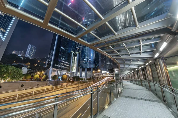 Nachtlandschaft Eines Modernen Fußgängerstegs Der Innenstadt Von Hongkong — Stockfoto