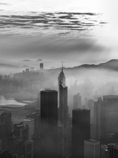 Arranha Céu Centro Cidade Hong Kong Cidade Nevoeiro Sob Nascer — Fotografia de Stock