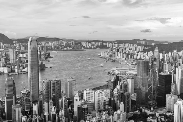 香港市のビクトリアハーバーのスカイライン — ストック写真