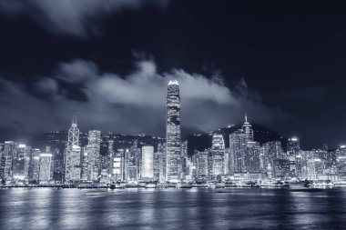 Hong Kong 'un Victoria limanının gece manzarası.