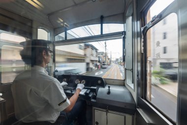 Kamakura, Japonya - 30 Mayıs 2023: Kamakura, Japonya 'daki Enoden Treni' nin sürücü kabininin görüntüsü