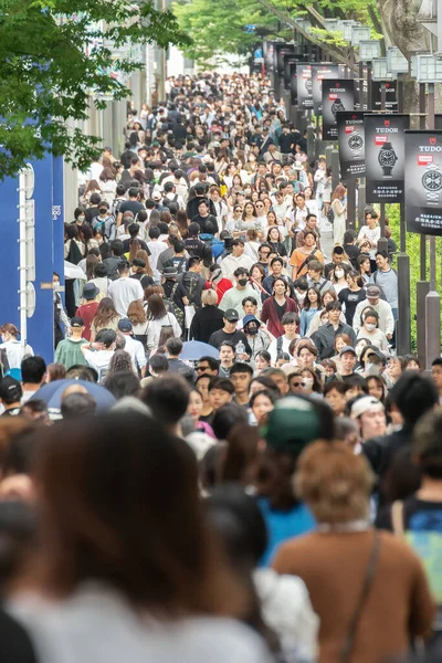 Tokyo, Japonya - 28 Mayıs 2023: Omotesando Bölgesi, Tokyo, Japonya 'da sokaktaki kalabalık