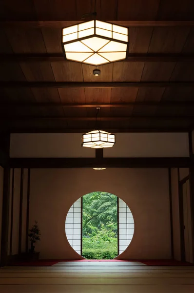 Глядя Зеленые Листья Маленького Круглого Окна Японской Комнате Восточный Фон — стоковое фото