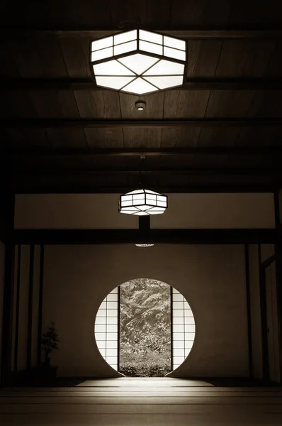 Dívat Zeleného Listí Malého Kulatého Okénka Japonském Pokoji Orientální Interiér — Stock fotografie