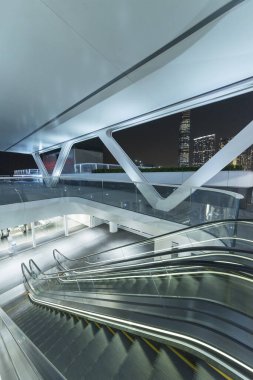 Modern binanın yürüyen merdiveni ve merdiveni