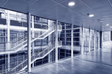 Modern mimaride koridorun iç görünümü