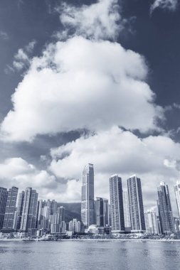 Hong Kong şehrinin silueti ve limanı.