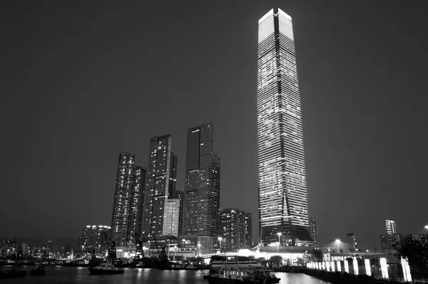 黄昏时分香港平外港的摩天大楼 — 图库照片
