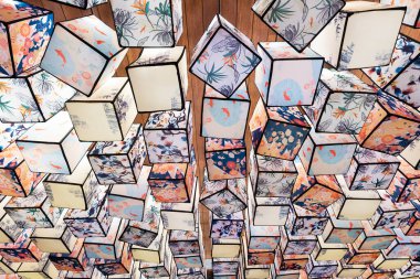 Aydınlatılmış Çin fenerinin ayrıntıları. Doğulu mimari arka plan