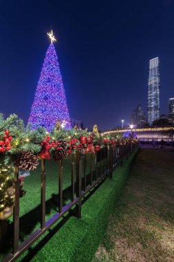 Hong Kong 'un Batı Kowloon kültür bölgesinde Noel ağacı.