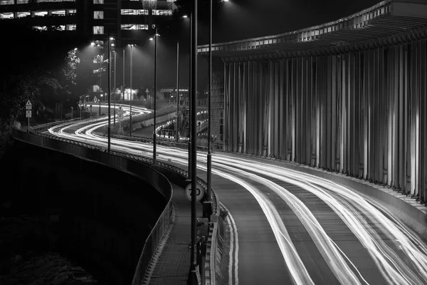 Gece yolda hafif trafik izleri var. Ulaşım arkaplanı