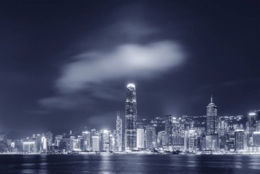 Hong Kong 'un Victoria limanının gece manzarası. 