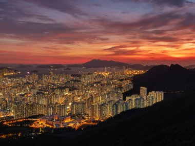 Alacakaranlıkta Hong Kong şehrinin Idyllic manzarası
