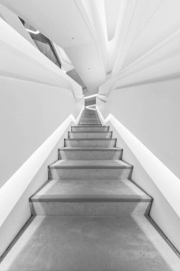 Modern binada boş fütürist merdiven. Mimari soyut arkaplan