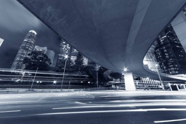Geceleyin Hong Kong şehir merkezinde trafik vardı.