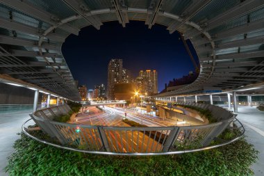 Hong Kong 'da yaya yolu ve trafiğinin gece manzarası. 
