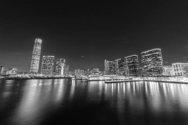 Gökdelenin, gökyüzünün ve Hong Kong limanının gece manzarası.