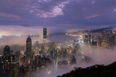 Hong Kong şehrinin sisli silueti