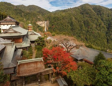 Nachi hiçbir Taki şelale ile Nachi seiganto-ji Tapınağı pagoda Manzara görünümü Nachi Katsuura, Wakayama, Japonya arka planda