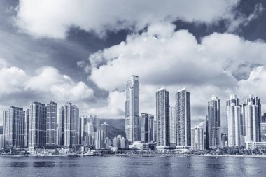 Hong Kong şehrinin silueti ve limanı.