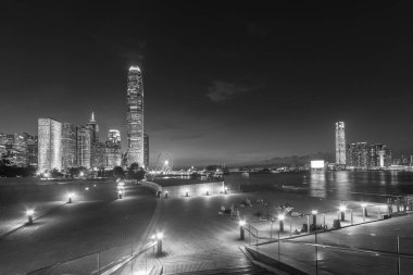 Günbatımında Hong Kong şehir merkezindeki Skyline ve halk parkı.