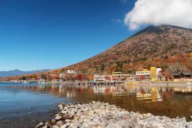 Nikko Ulusal Parkı, Japonya 'da Chuzenji Gölü ve Nantai Dağı' nın Idyllic manzarası