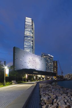 Batı Kowloon Kültür Bölgesi 'nin ve Hong Kong' daki Victoria limanının gece manzarası.