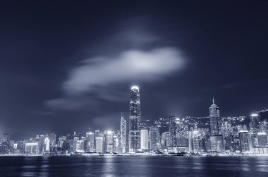 Hong Kong 'un Victoria limanının gece manzarası. 
