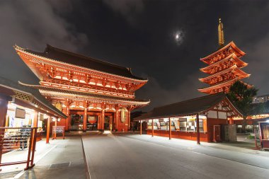 Asakusa, Tokyo, Japonya 'daki Senso-Ji Tapınağı' nın gece manzarası.