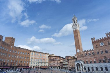 SIENA, İtalya - 11 Mayıs: Piazza del Campo 'da turistler, 11 Mayıs 2014, Siena, İtalya. Siena 'nın tarihi merkezi UNESCO tarafından Dünya Mirası Alanı ilan edildi..