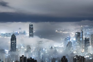 Hong Kong şehrinin sisli gökyüzü manzarası