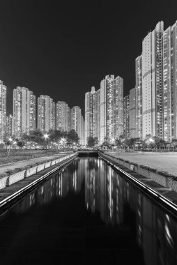 Geceleri Hong Kong 'da yüksek katlı bir kamu binası.