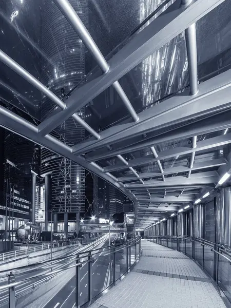 Hong Kong şehir merkezindeki modern yaya geçidinin gece manzarası. 