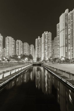 Geceleri Hong Kong 'da yüksek katlı bir kamu binası.