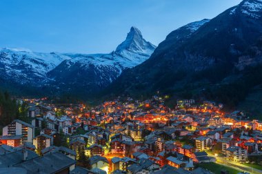 İsviçre 'nin Zermatt şehrindeki Dağ Matterhorn manzarası.