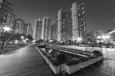 Geceleri Hong Kong 'daki kamu arazisindeki yüksek binalar ve parklar.