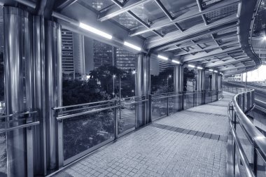 Geceleri boş modern yaya geçidi.