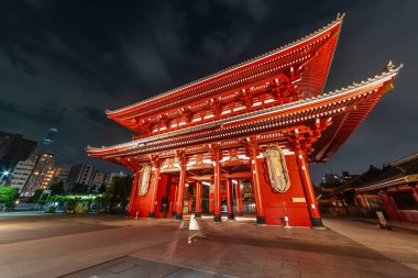 Asakusa, Tokyo, Japonya 'daki Senso-Ji Tapınağı' nın tarihi Hozomon Kapısı 'nın gece manzarası