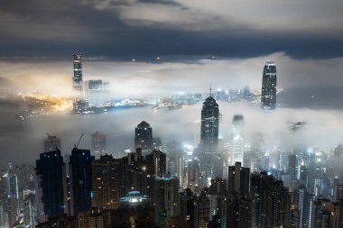Hong Kong şehrinin sisli silueti