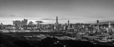 Gün batımında Çin 'in Shenzhen şehrinin ufuk çizgisi manzarası. Hong Kong sınırından görüldü.