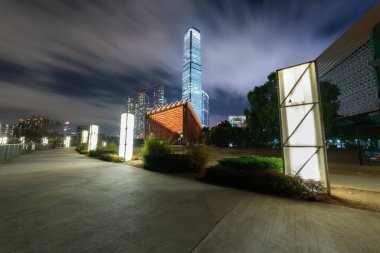 Geceleri Hong Kong şehrinin deniz kenarında gezinti ve ufuk çizgisi