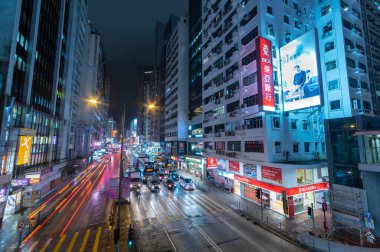 Hong Kong, Çin - 07 Ekim 2021: Hong Kong Mongkok Bölgesi 'nde trafik. Kowloon Yarımadası 'ndaki Mongkok, Hong Kong' un en yoğun ve kalabalık bölgesidir.