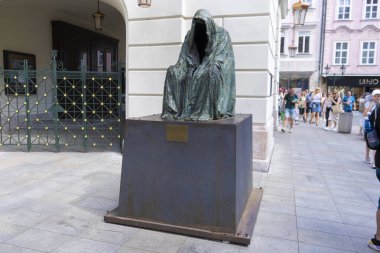 4.7.2023 - Çek Cumhuriyeti, Prag. Vicdan Pelerini ya da Boş Pelerin Mozarts operasındaki hayalet kumandana ithaf edilmiştir.